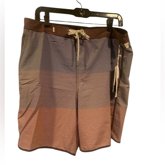 NWT Vuori men’s cruise board shorts Size 34